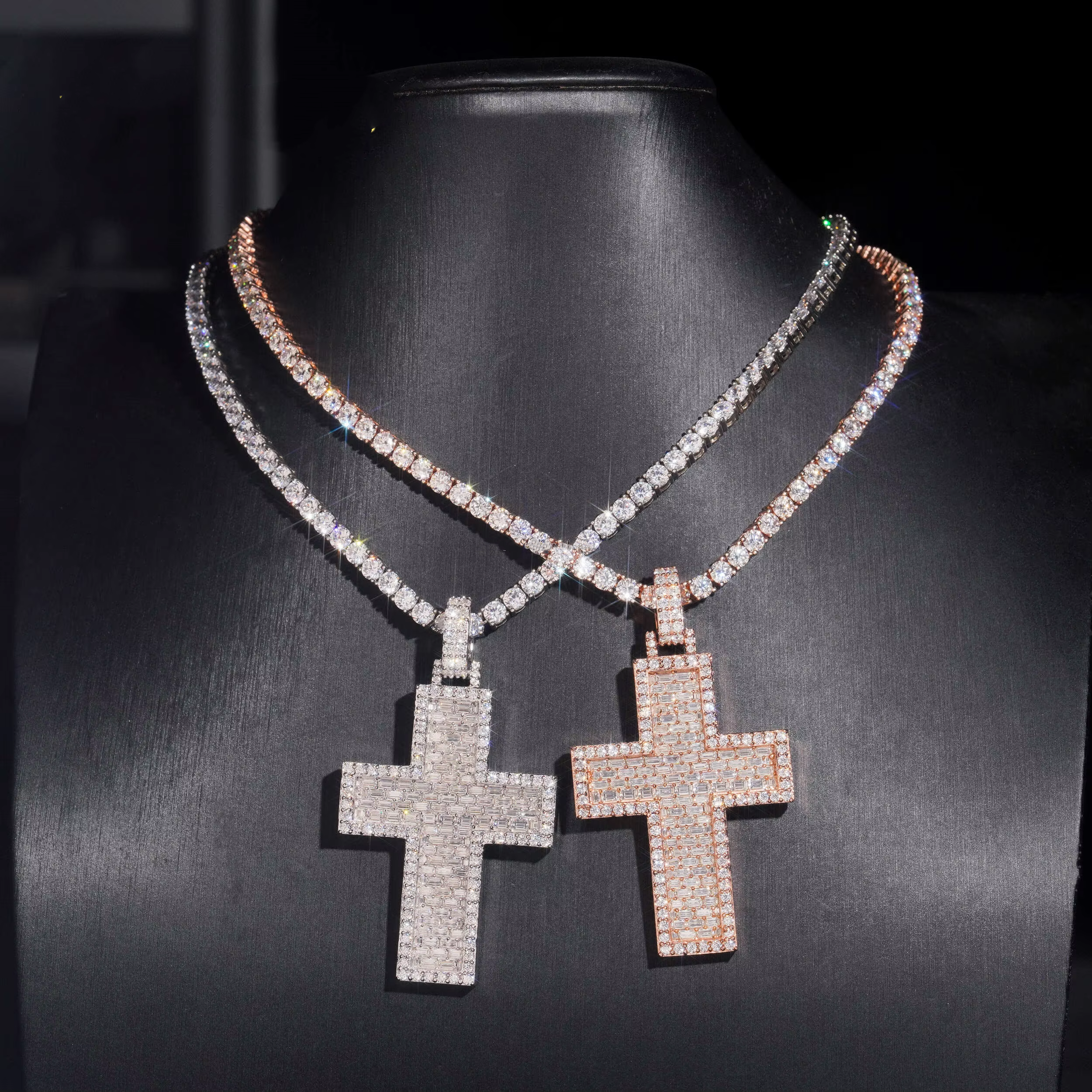 VVS Moissanite Baguette Mix redondo 2,5" pingente de cruz de prata sólida adequado para corrente de tênis de 4 mm