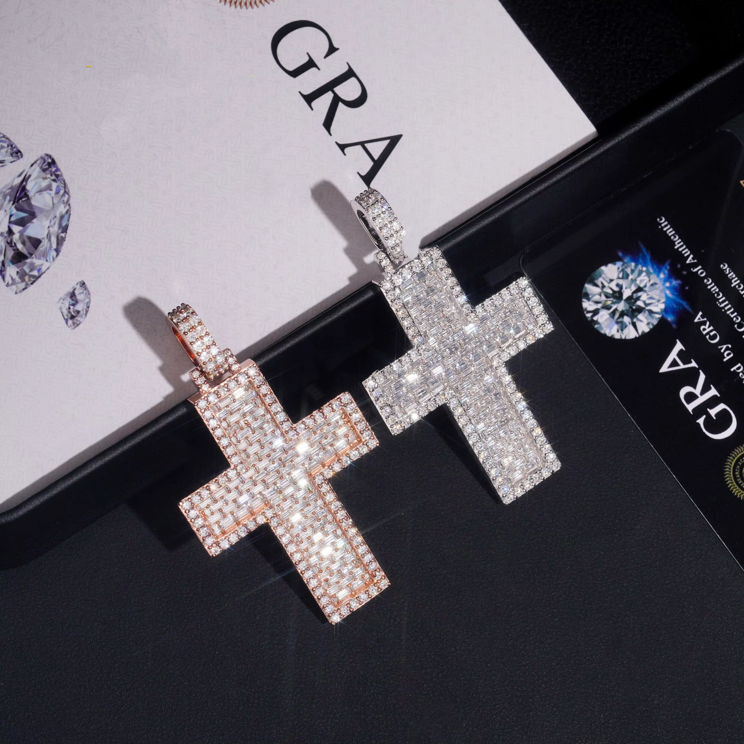 VVS Moissanite Baguette Mix redondo 2,5" pingente de cruz de prata sólida adequado para corrente de tênis de 4 mm