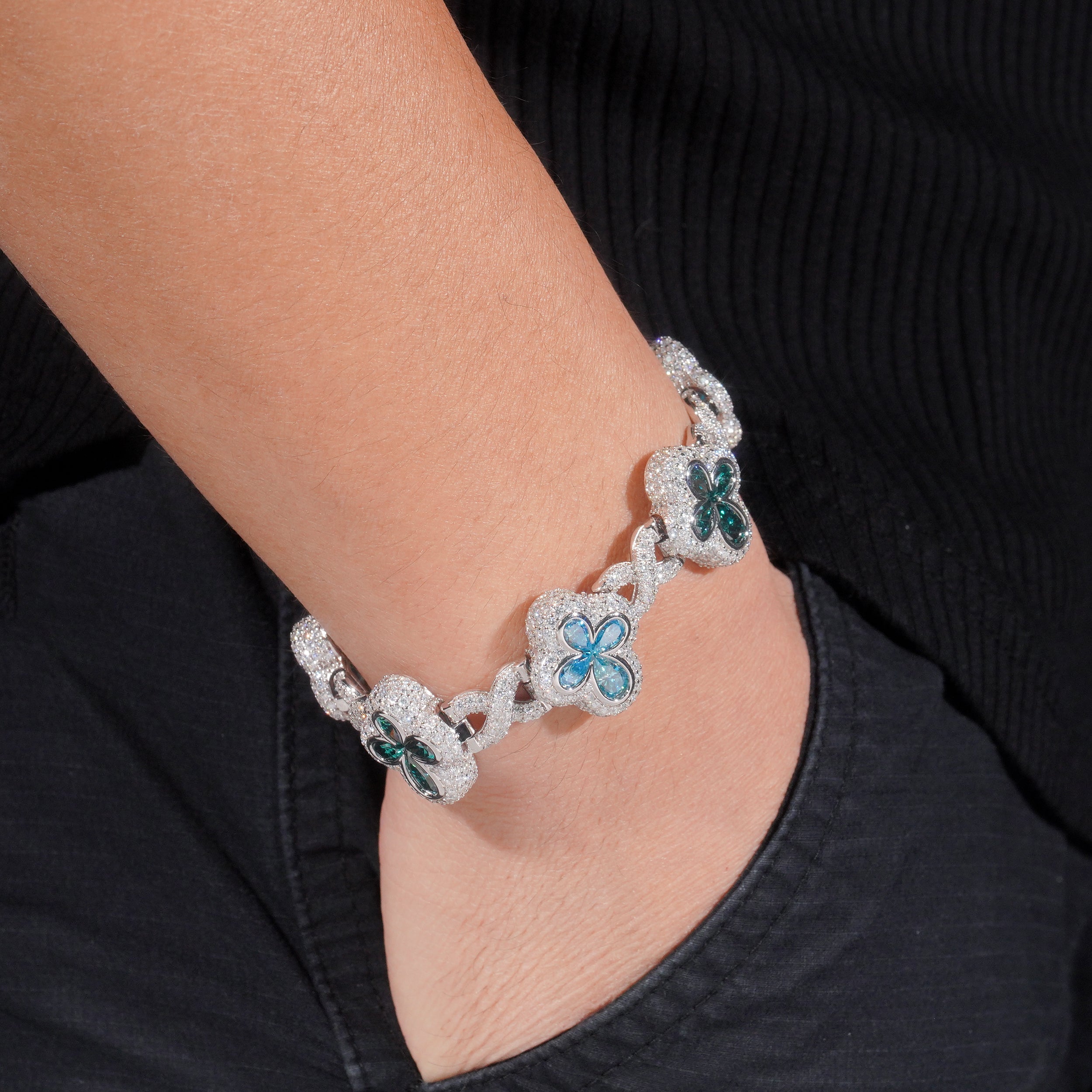 18MM Clover Link Infinity Bracelet in Emerald & Tiffany Blue Moissanite