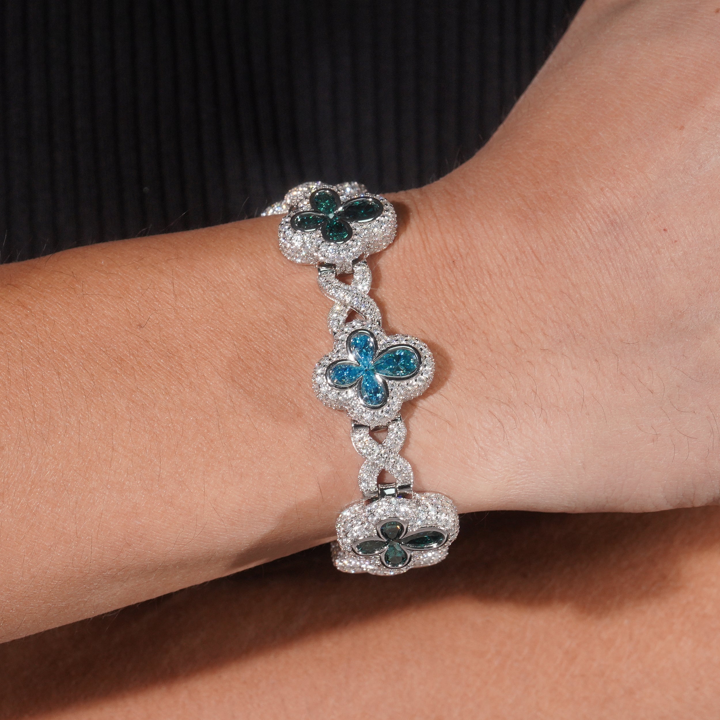 18MM Clover Link Infinity Bracelet in Emerald & Tiffany Blue Moissanite