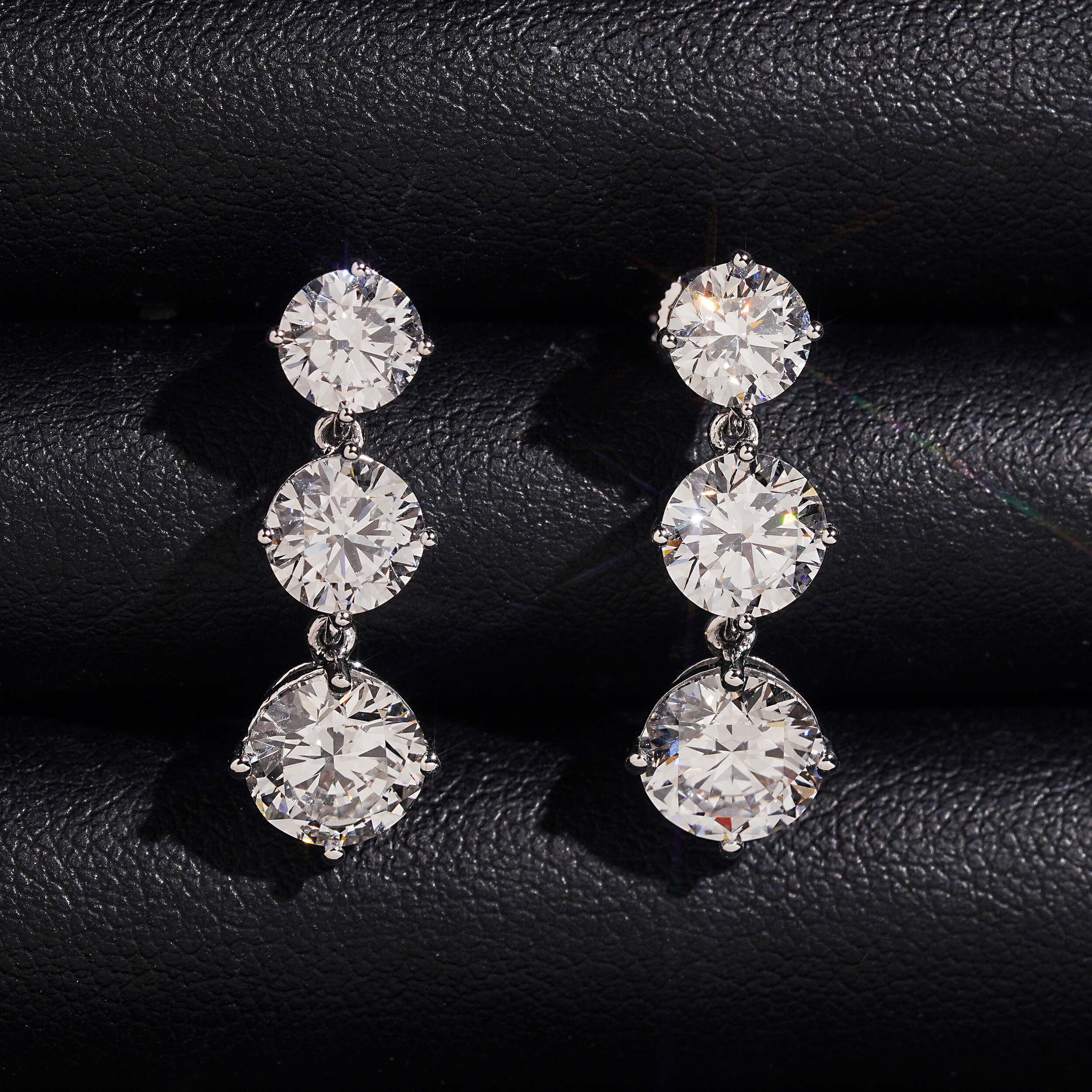 Luxury 10K White Gold Gradiant Size CVD Diamond Stud Earrings