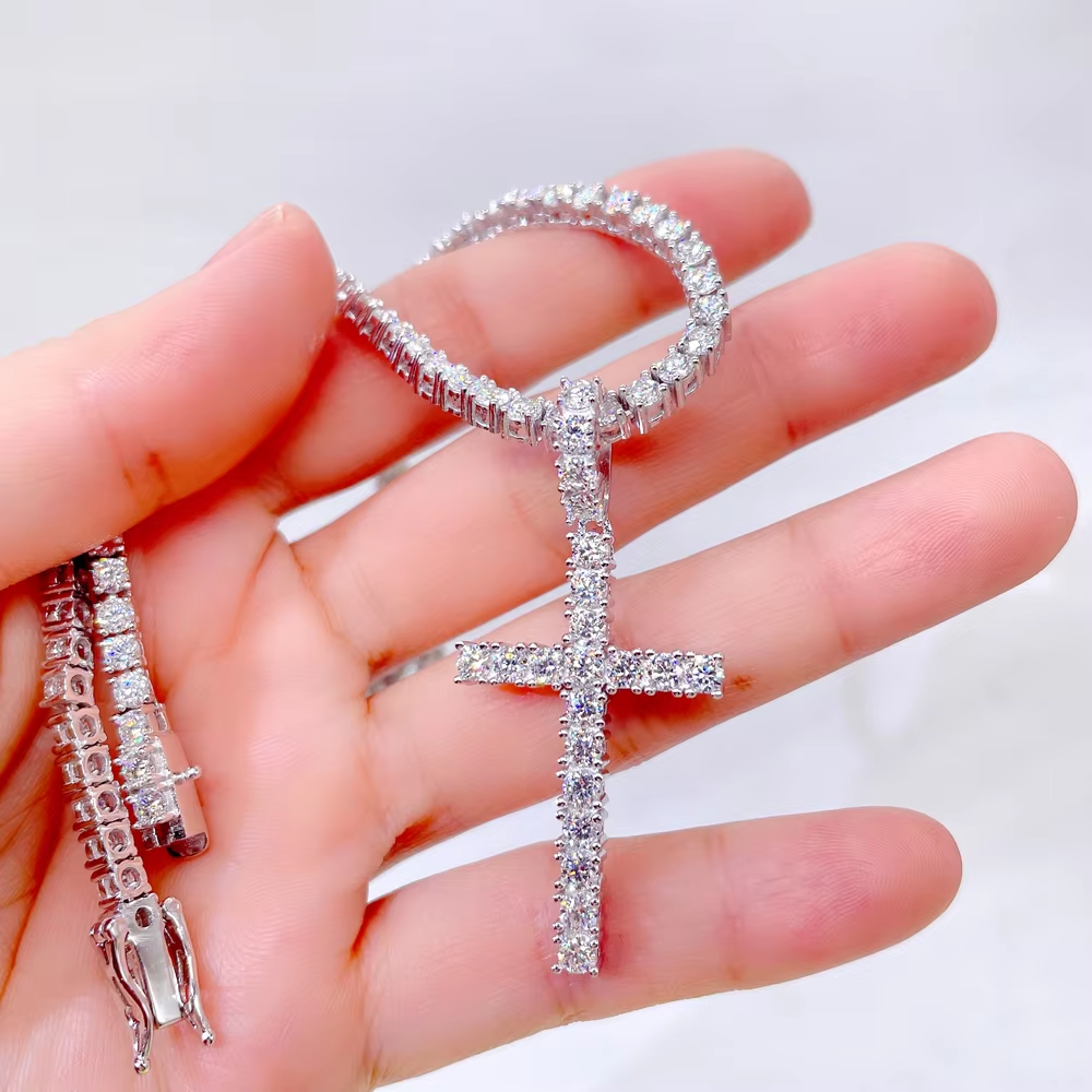Ciondolo Uomo Croce In Argento 925 Con Moissanite 3 Carati - VVS1 D - Fatto Su Ordine