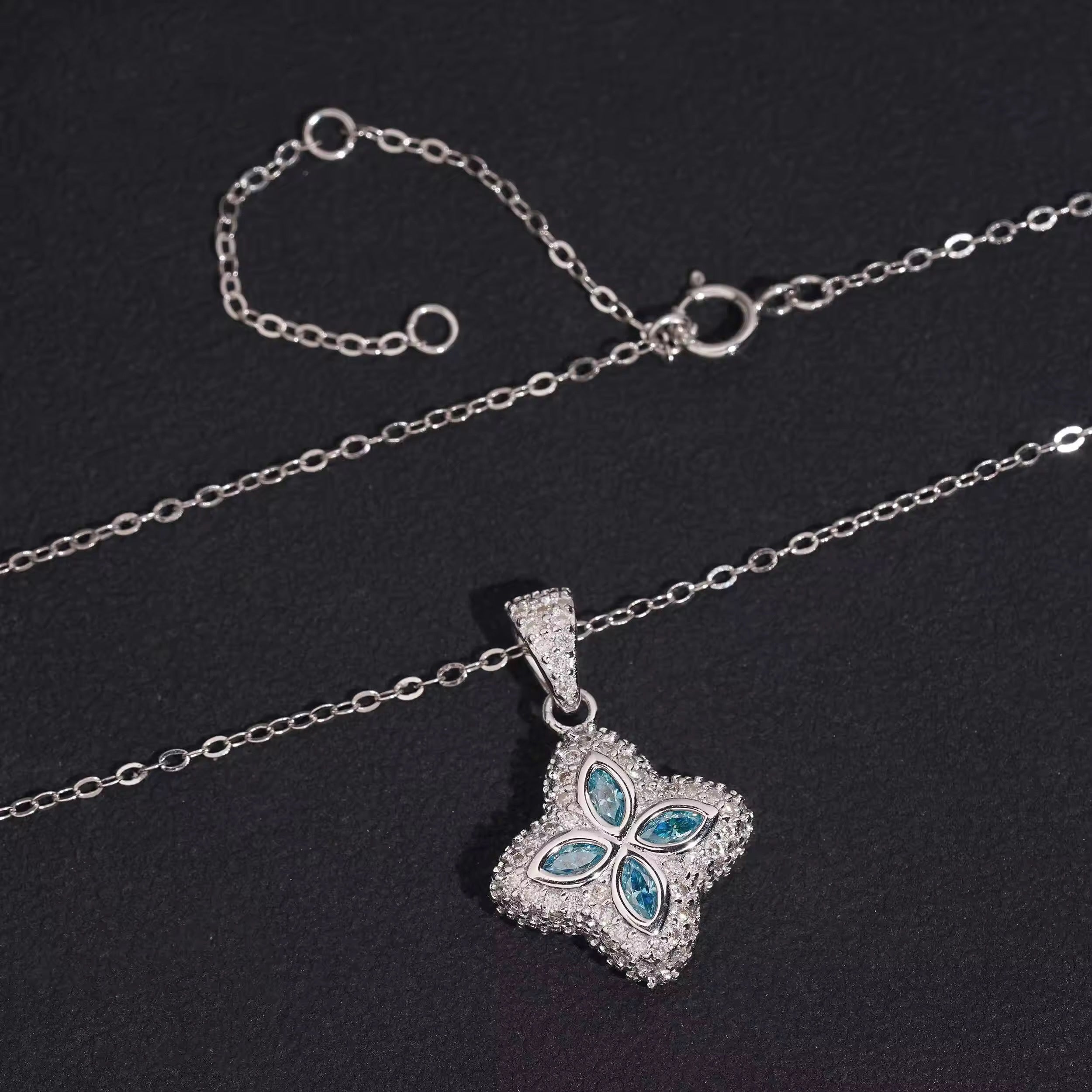 Blue Moissanite Clover Nekclace 18MM