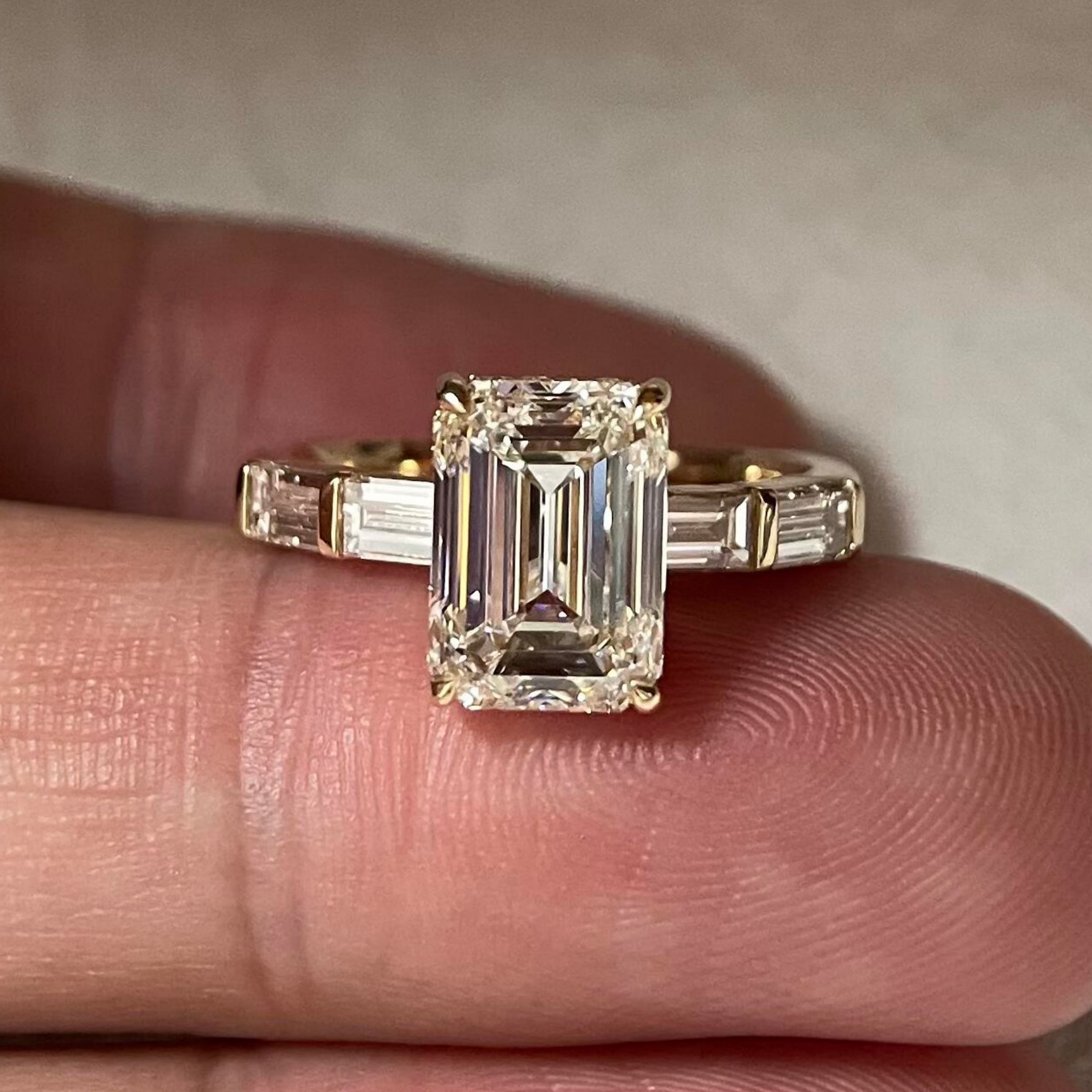 10K 14K 18K Yellow Gold Emerald Cut Lab Grown Diamond IGI 2CT