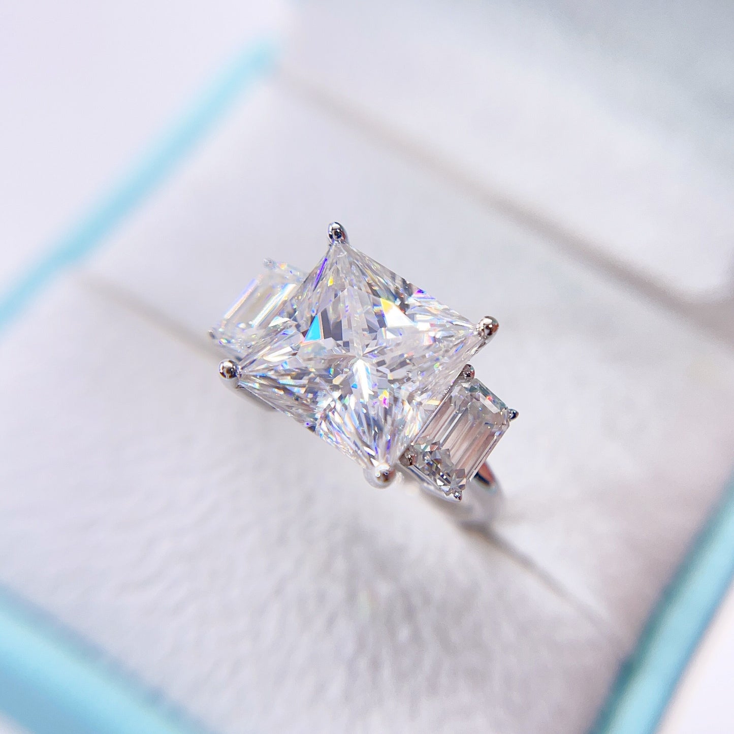 Обручальное кольцо с муассанитом в винтажном стиле, микс изумрудной огранки принцессы с тремя камнями
