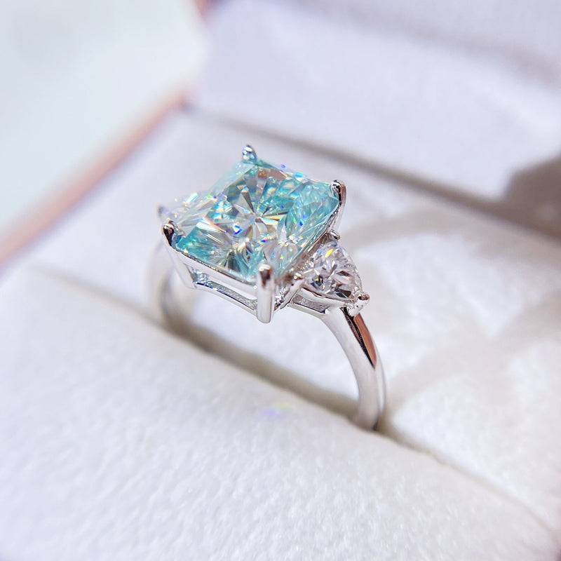 Anel de Moissanite Azul Tiffany com Design de Três Pedras em Ouro Branco com Corte Radiante para Mulheres