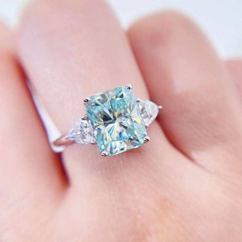 Anel de Moissanite Azul Tiffany com Design de Três Pedras em Ouro Branco com Corte Radiante para Mulheres