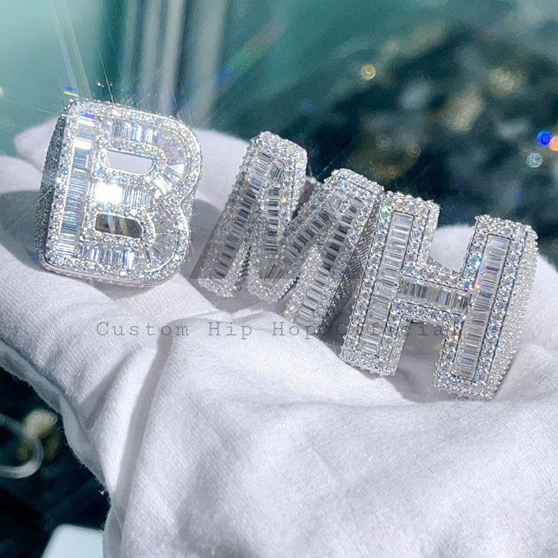 Изготовленное на заказ кольцо из стерлингового серебра 925 пробы с муассанитом VVS и бриллиантами багета
