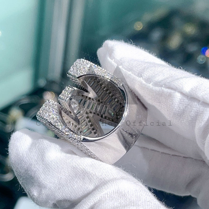 Изготовленное на заказ кольцо из стерлингового серебра 925 пробы с муассанитом VVS и бриллиантами багета