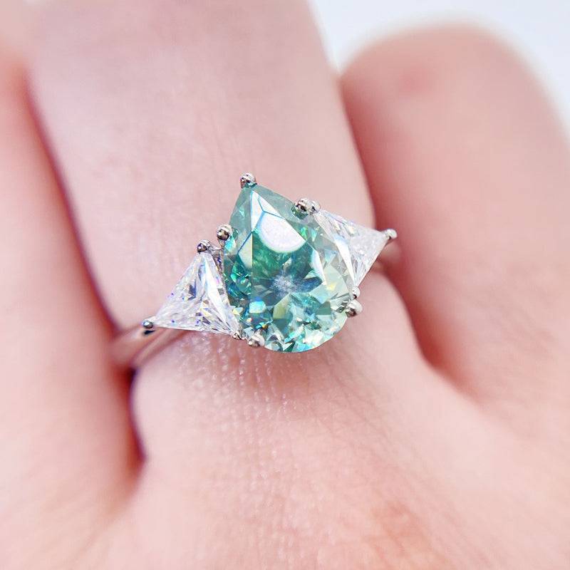 Anel de Moissanite Azul Tiffany com Design de Três Pedras em Ouro Branco para Mulheres