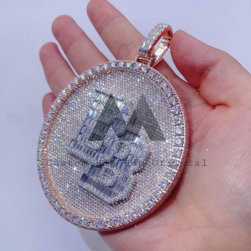 VVS Moissanite Iced Out Pingente de disco redondo personalizado com letras baguetes duplo B