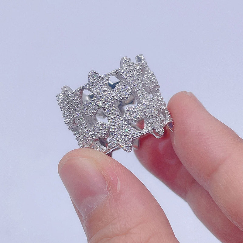 A prata contínua 925 congelou para fora o anel do coração de Chrome com o diamante de VVS Moissanite