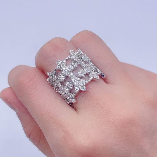 A prata contínua 925 congelou para fora o anel do coração de Chrome com o diamante de VVS Moissanite