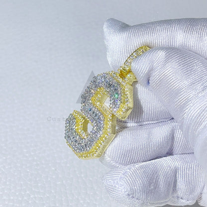 Pingente de letra de diamante de moissanite VVS com corte baugette personalizado em ouro amarelo de 1,5" em 2 tons