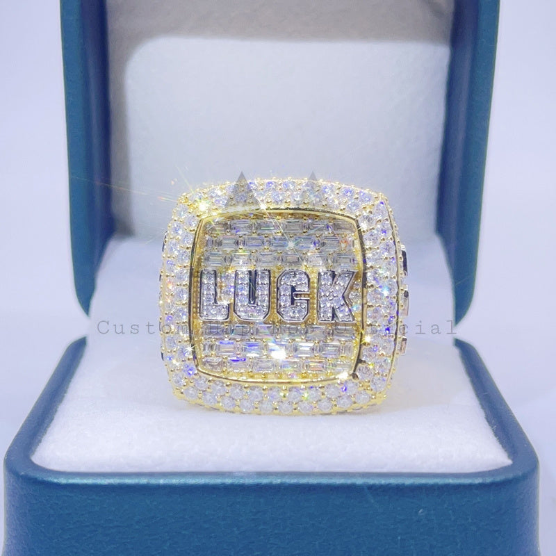 Кольцо Чемпионата по хип-хопу с муассанитом и бриллиантами VVS, выполненное на заказ, с ледяной надписью и начальной буквой